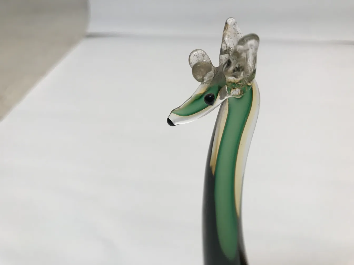 scultura murano con dettagli verdi e neri