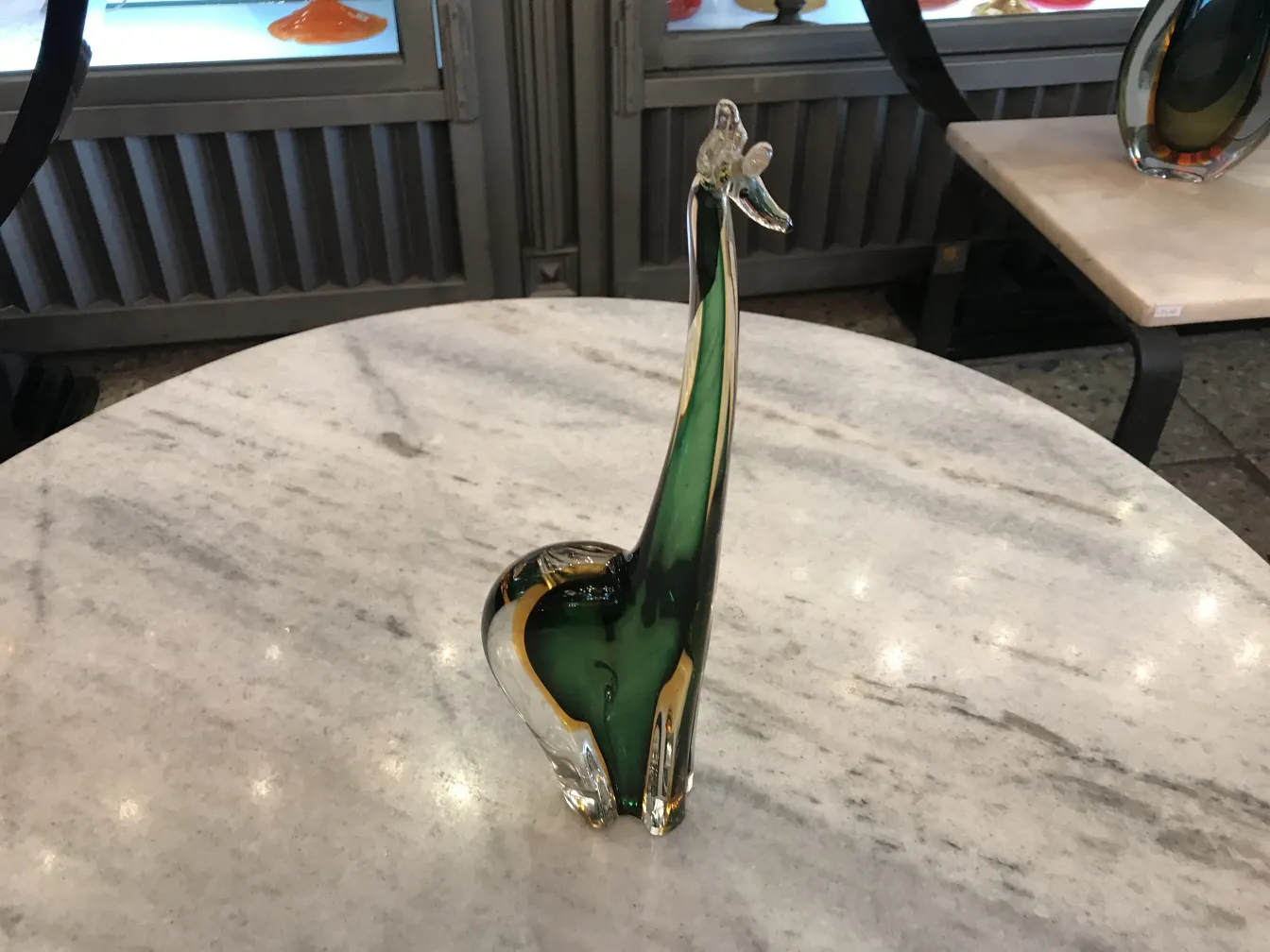 scultura murano verde e gialla a forma di animale