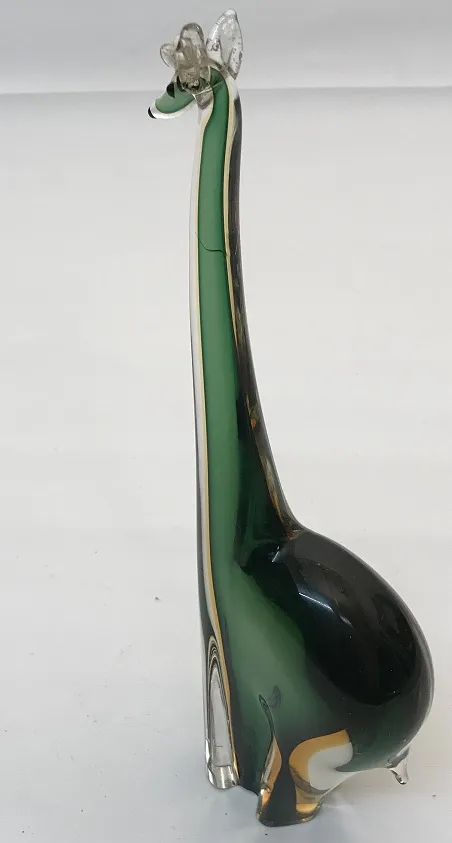 Antica scultura murano a forma di giraffa verde con dettagli lisci.