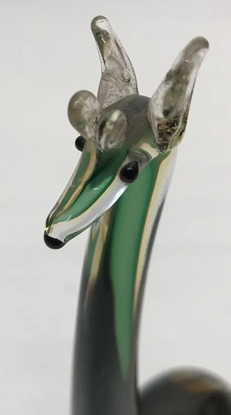 Antica scultura di Murano con colori vivaci e dettagli a forma di animale.