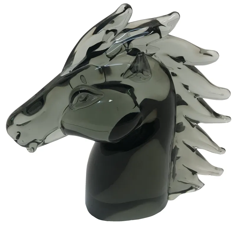 Sculpture de cheval en verre de Murano avec des détails dans la crinière.
