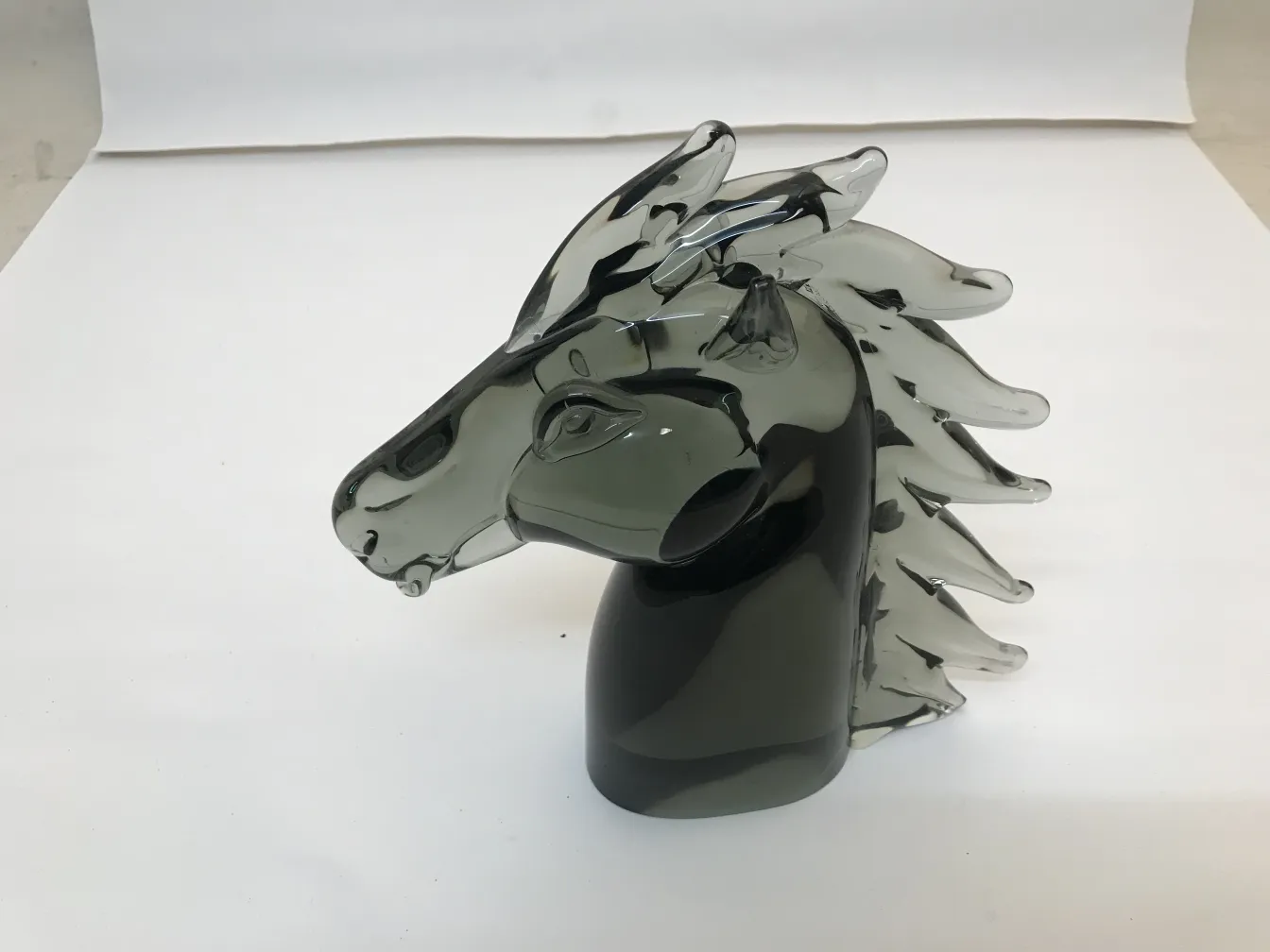 灰色のディテールを持つムラーノの馬の彫刻