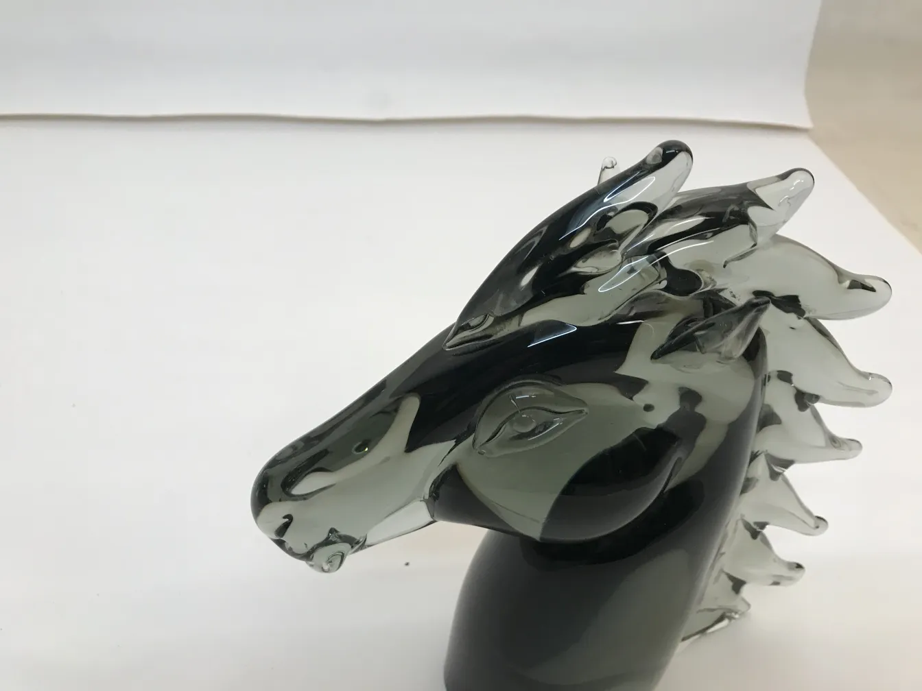 scultura murano antica a forma di cavallo, elegante e dettagliata