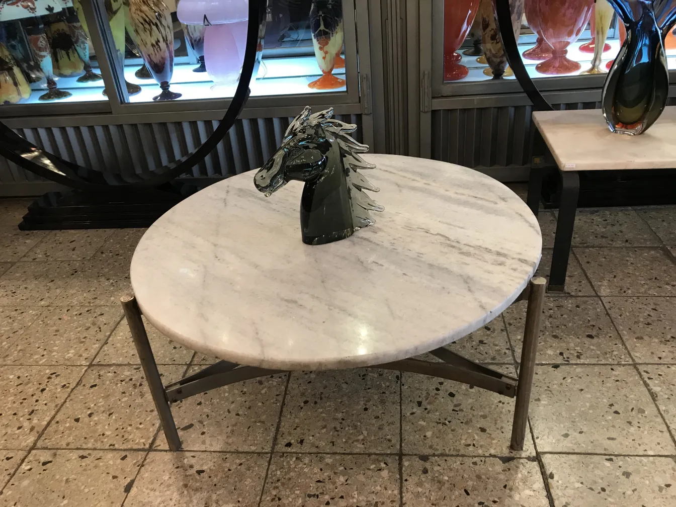 escultura de murano antigua con figura de caballo sobre mesa