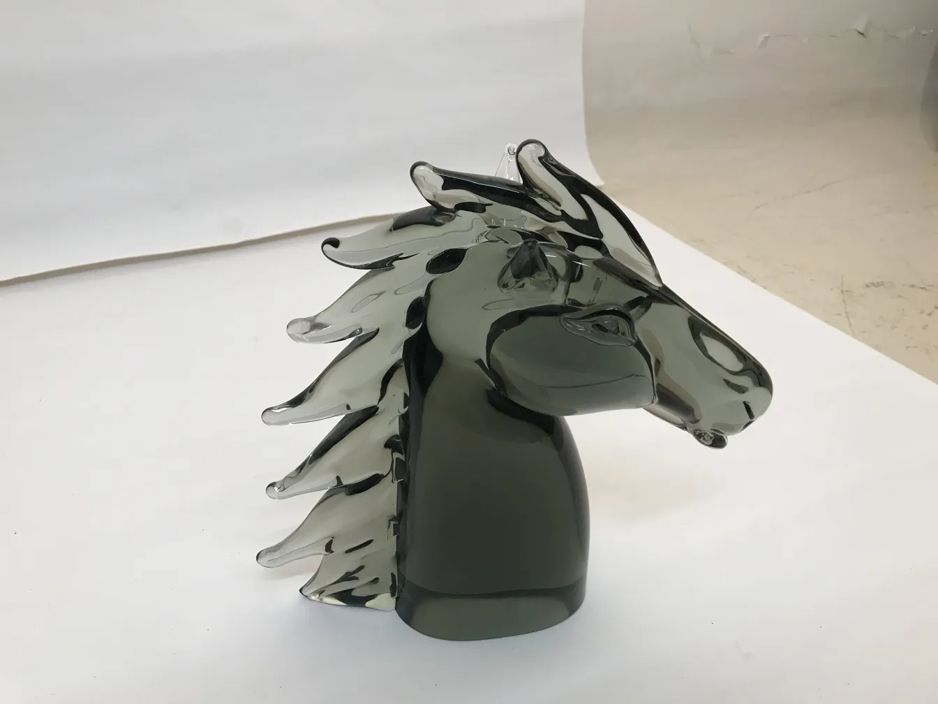 Sculpture antique de murano en forme de cheval, élégante et détaillée.