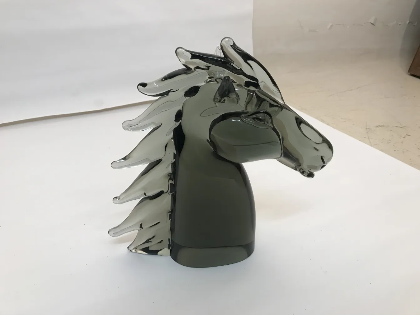 sculpture de murano en forme de cheval, avec des détails clairs