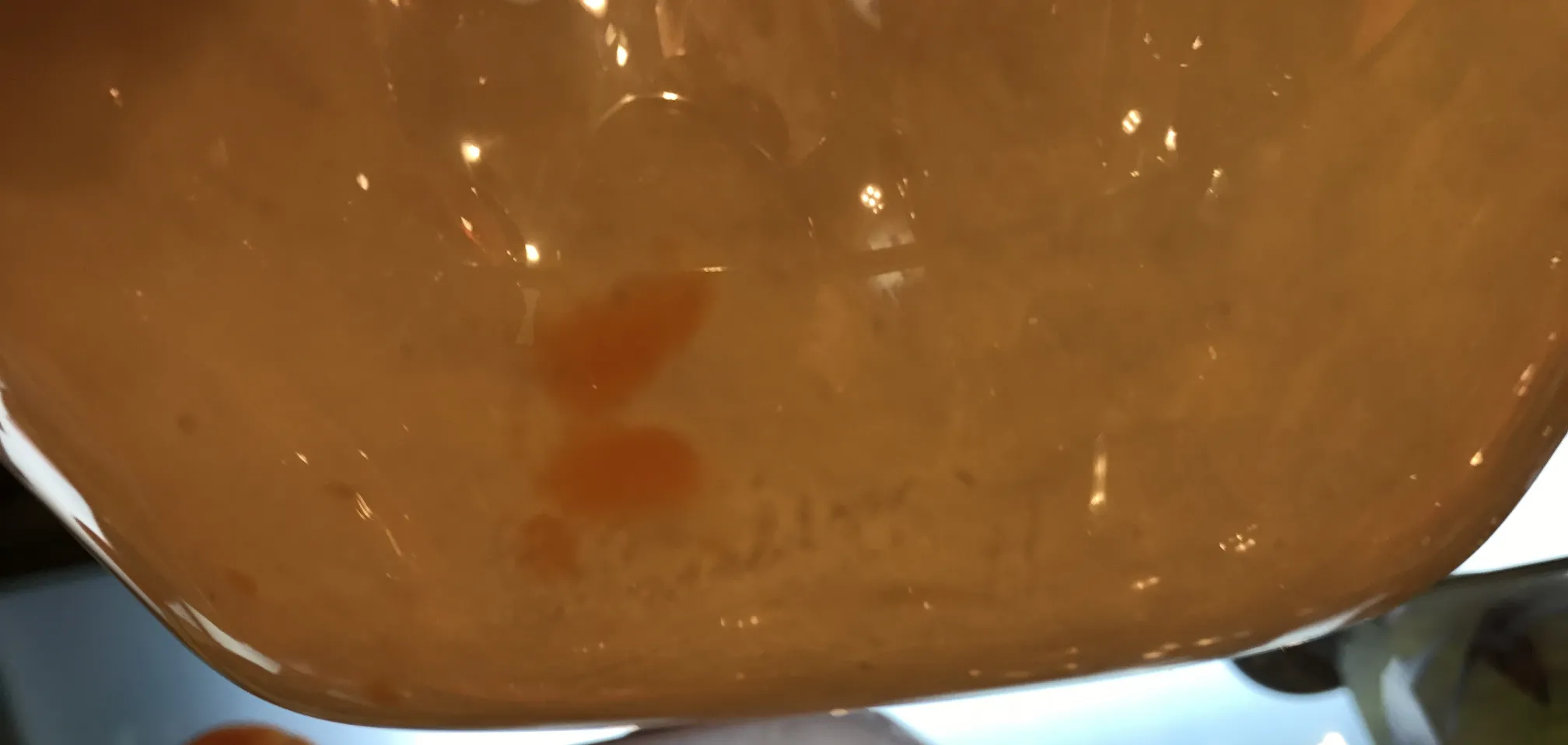 vidrio con firma schneider en un fondo sencillo