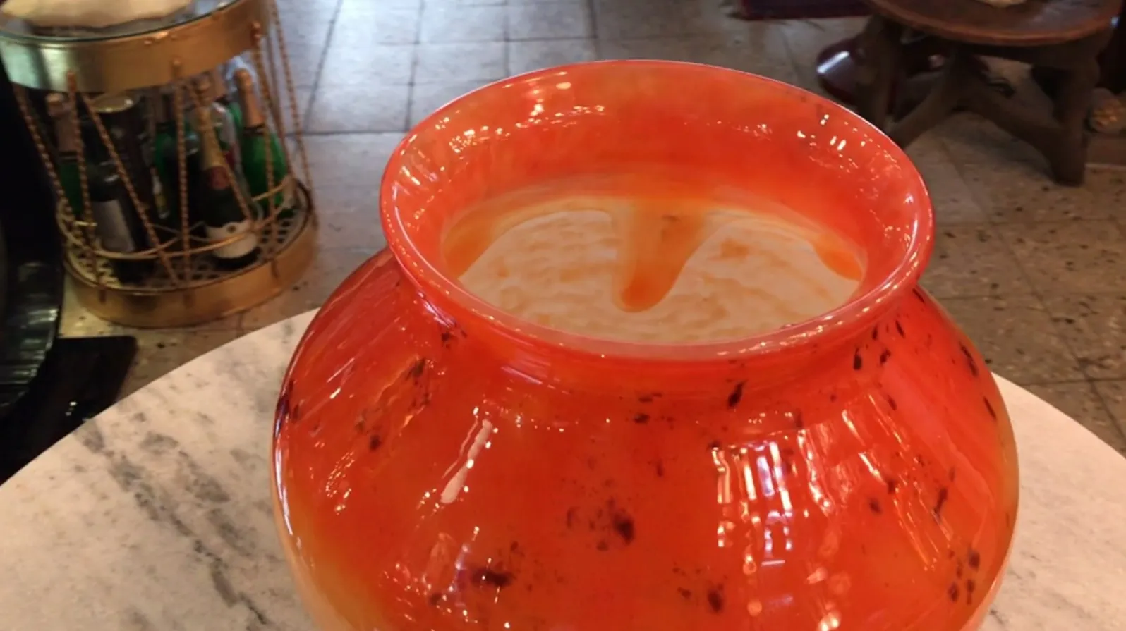 Hermoso vidrio firmado por Schneider, de color naranja con detalles.