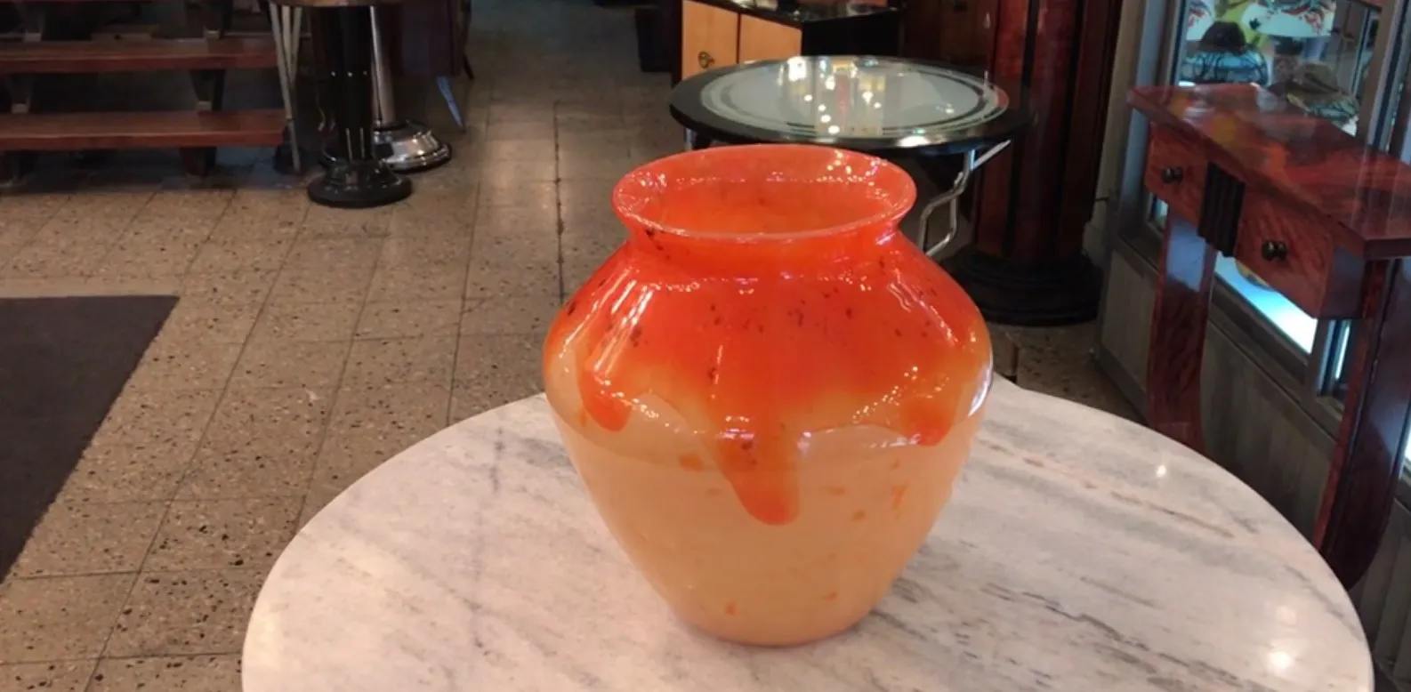 주홍색 방울이 있는 고대 유리 항아리