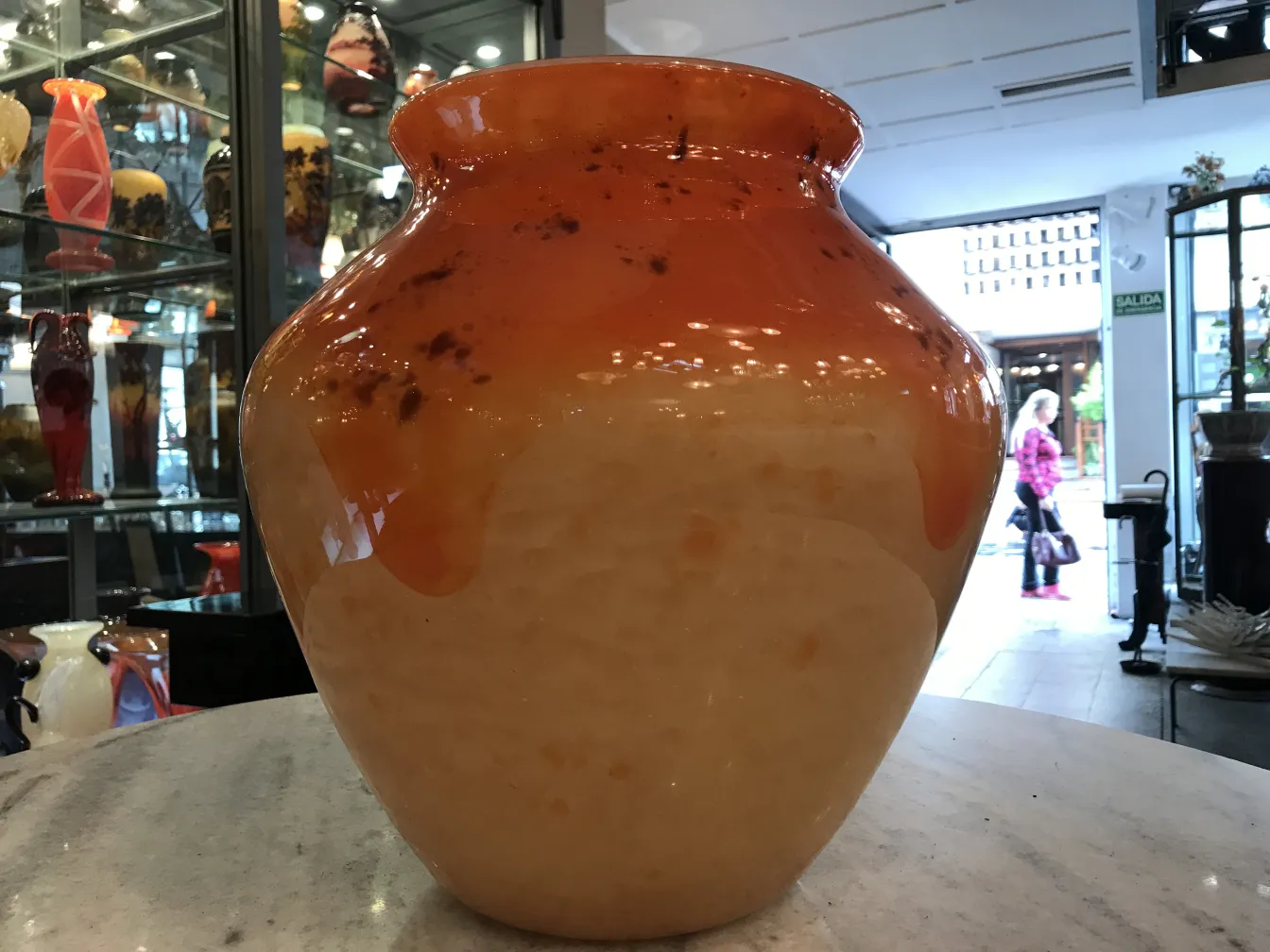 Vaso antico in vetro arancione con dettagli decorativi