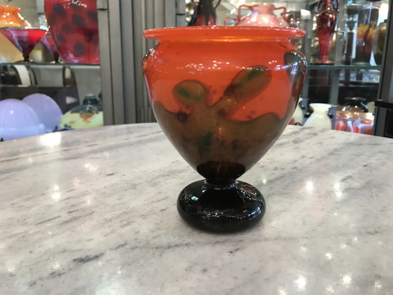 Ancien verre signé avec un design coloré