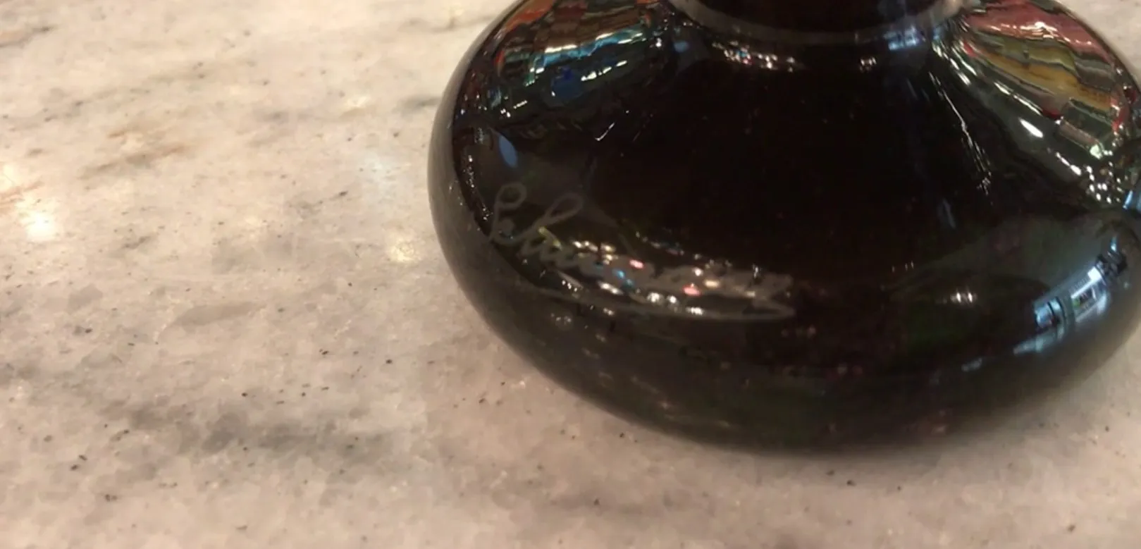 Antikes signiertes Glas Schneider in einer alten Umgebung mit beleuchtetem Hintergrund.