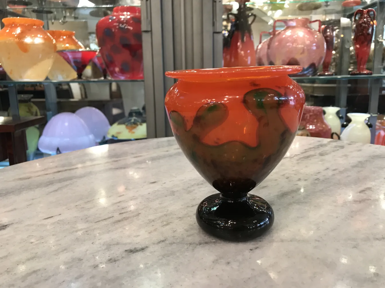 vase antico firmato da Schneider in colori vivaci, con sfondo di altre antichità