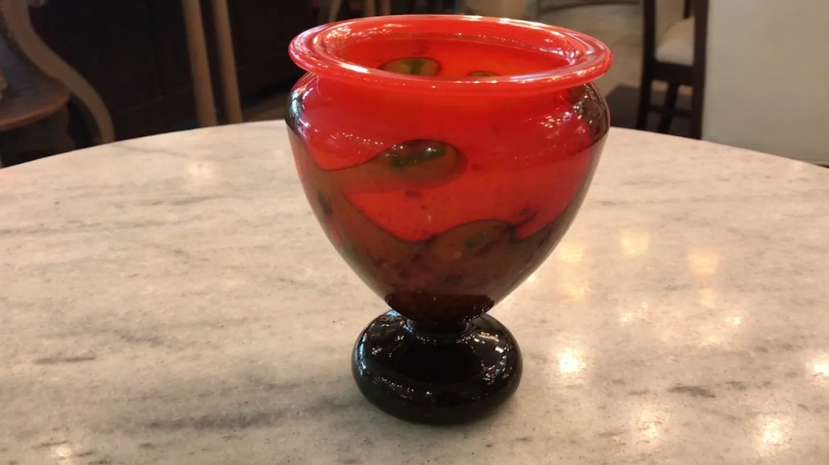 一件美丽的古董施耐德签名玻璃，色彩鲜艳，形状优雅，非常适合收藏家。