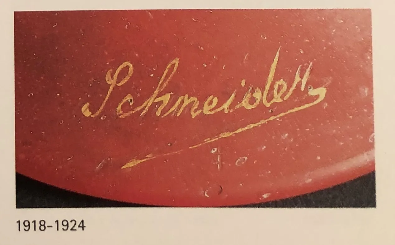 verre ancien avec signature de Schneider, fond sombre