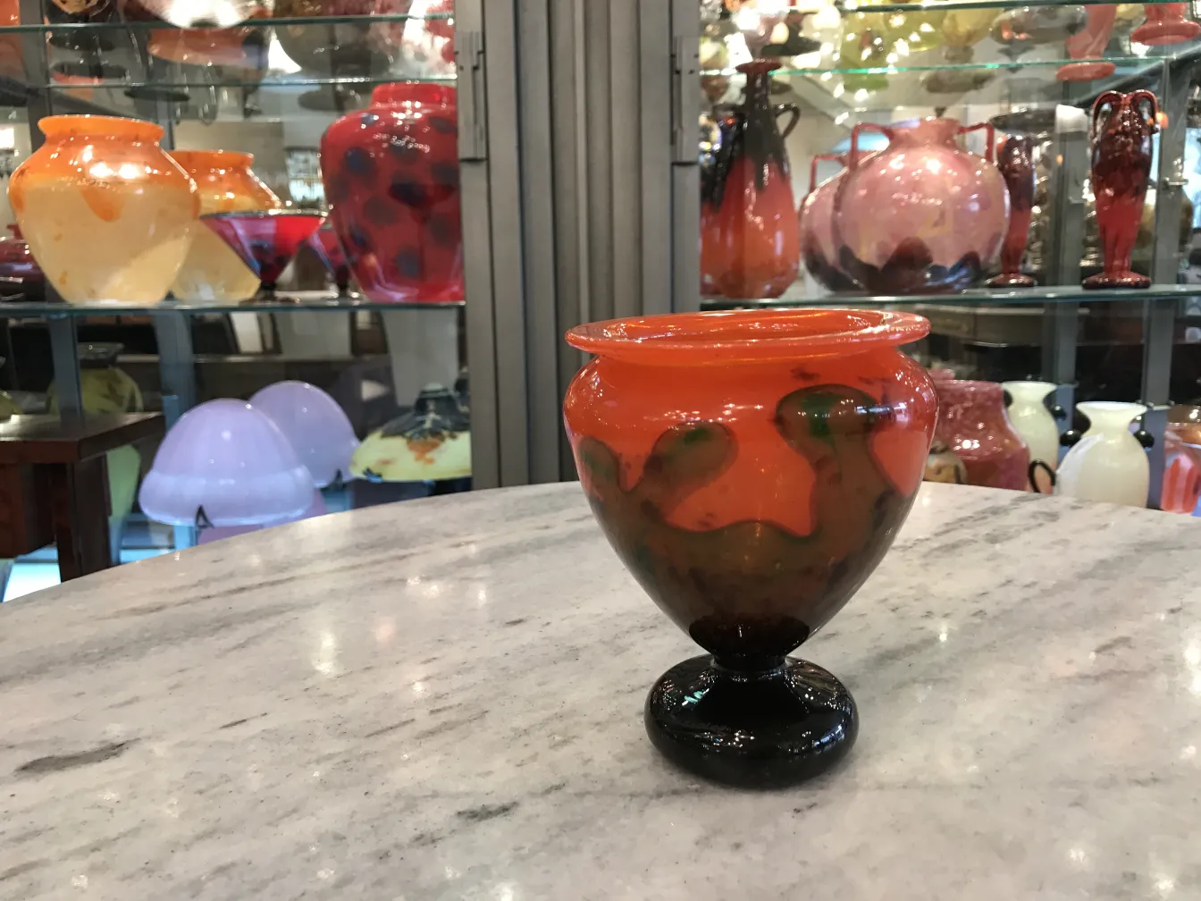 Antiguo vidrio firmado Schneider con acabado decorativo en tonos cálidos