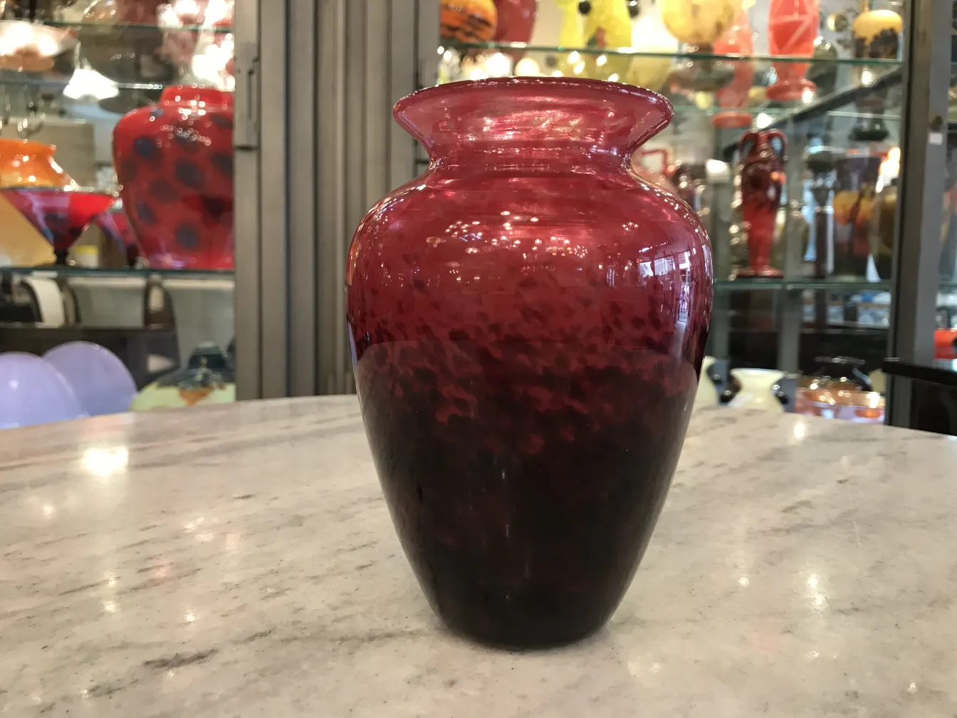 vaso antico in vetro firmato di colore rosso scuro