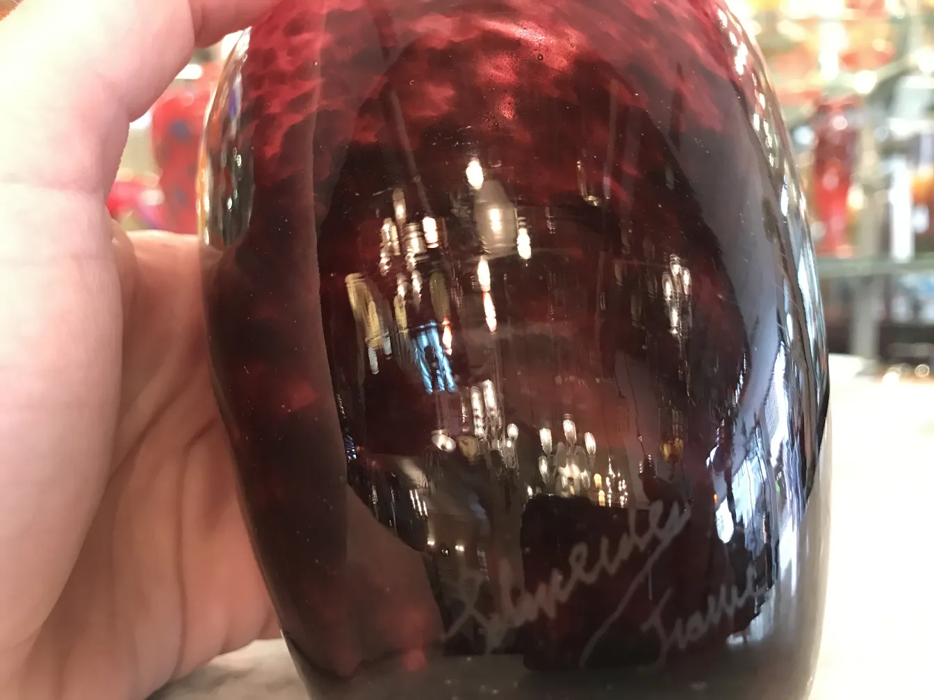 antikes glas mit schneider-unterschrift, helle reflexionen