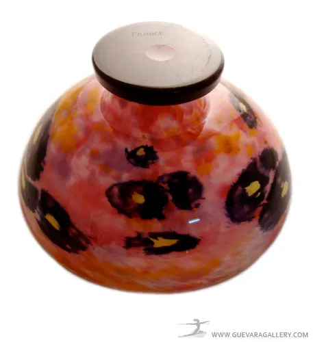 Verre signé Schneider ancien avec un design coloré en tons de rose