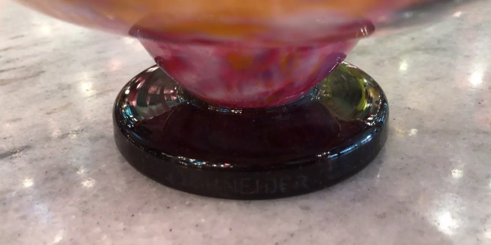 Verre ancien signé de Schneider avec des couleurs vives