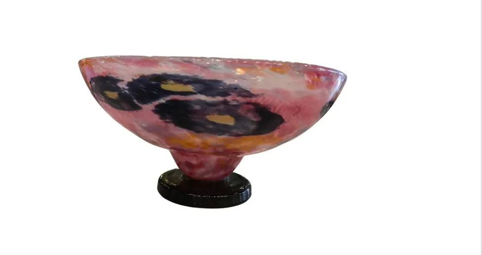 Belle antiquité avec verre signé Schneider et couleurs vives, décorative et élégante.