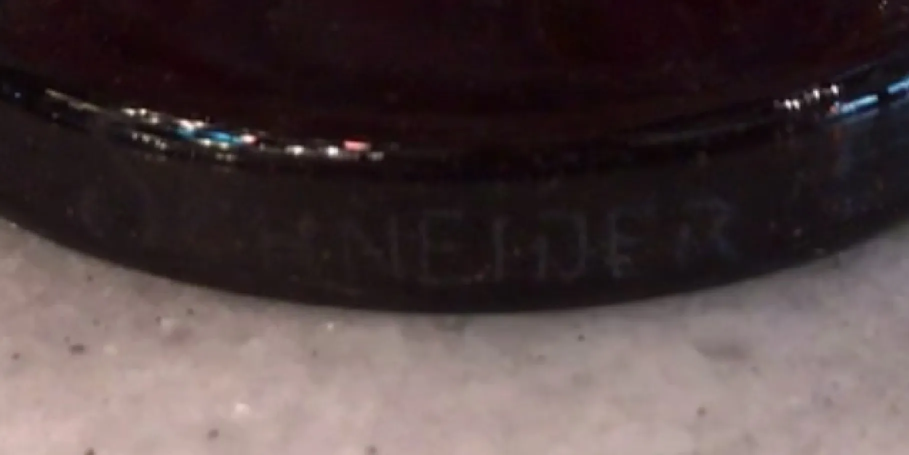 Vidrio firmado Schneider de diseño antiquario en un fondo neutro.