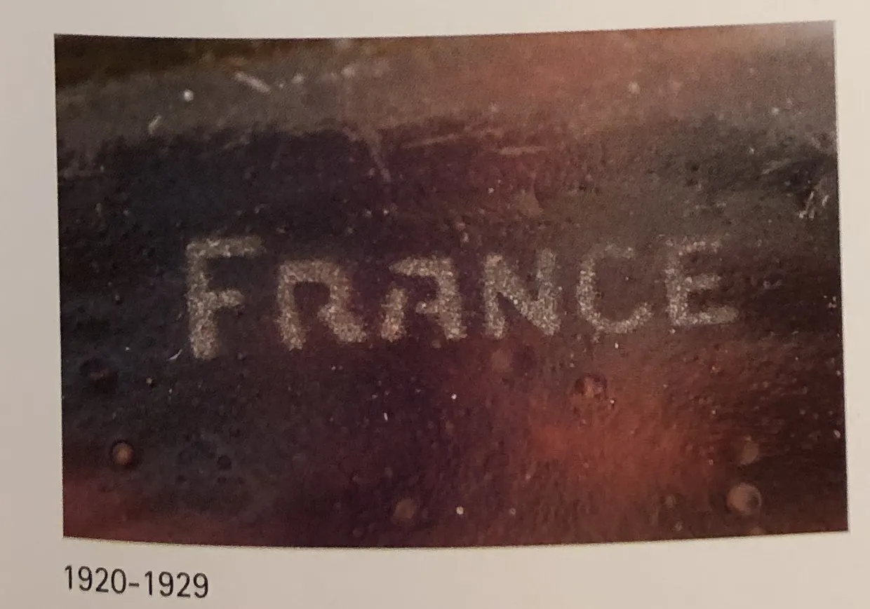 antikes signiertes Glas von schneider mit sichtbarem text frankreich