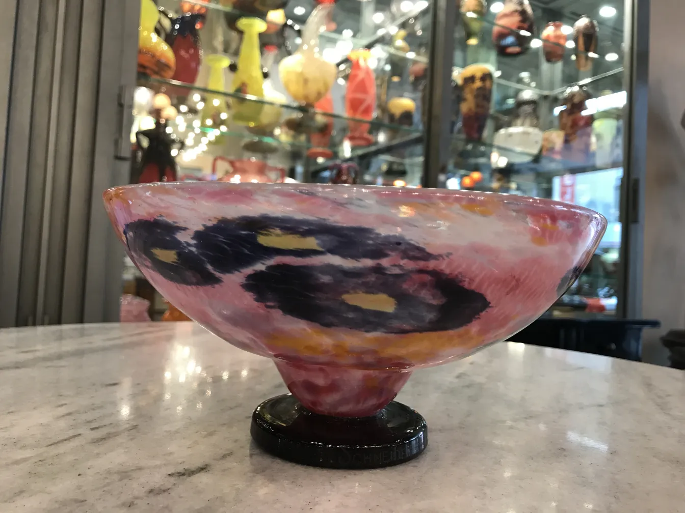 زجاج قديم بتوقيع، بدرجات من الوردي والأرجواني والأصفر، مزخرف.