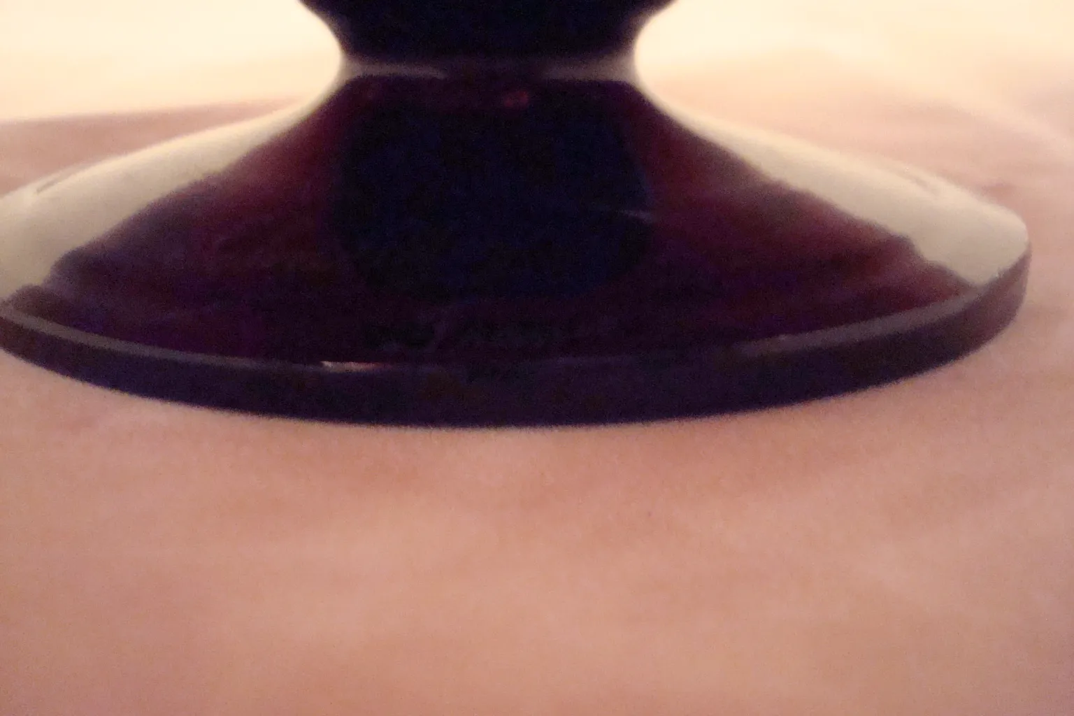 Antikes signiertes Glas von Schneider mit eleganten Details.