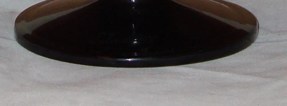 Blick auf ein elegantes signiertes Glas Schneider auf schwarzem Sockel