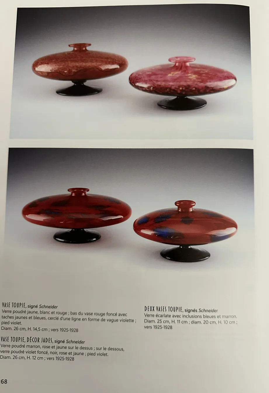 Deux jolis vases en verre signés Schneider, décoratifs.