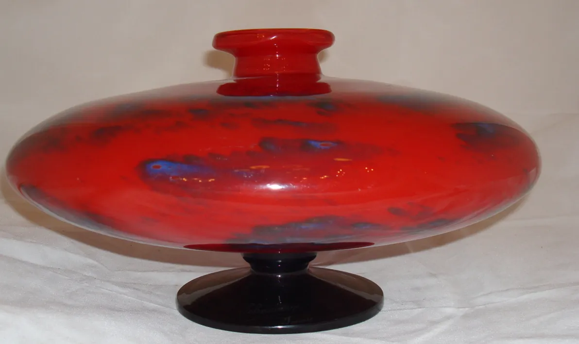 Antiquariato di forma ovale con colori rosso e blu.