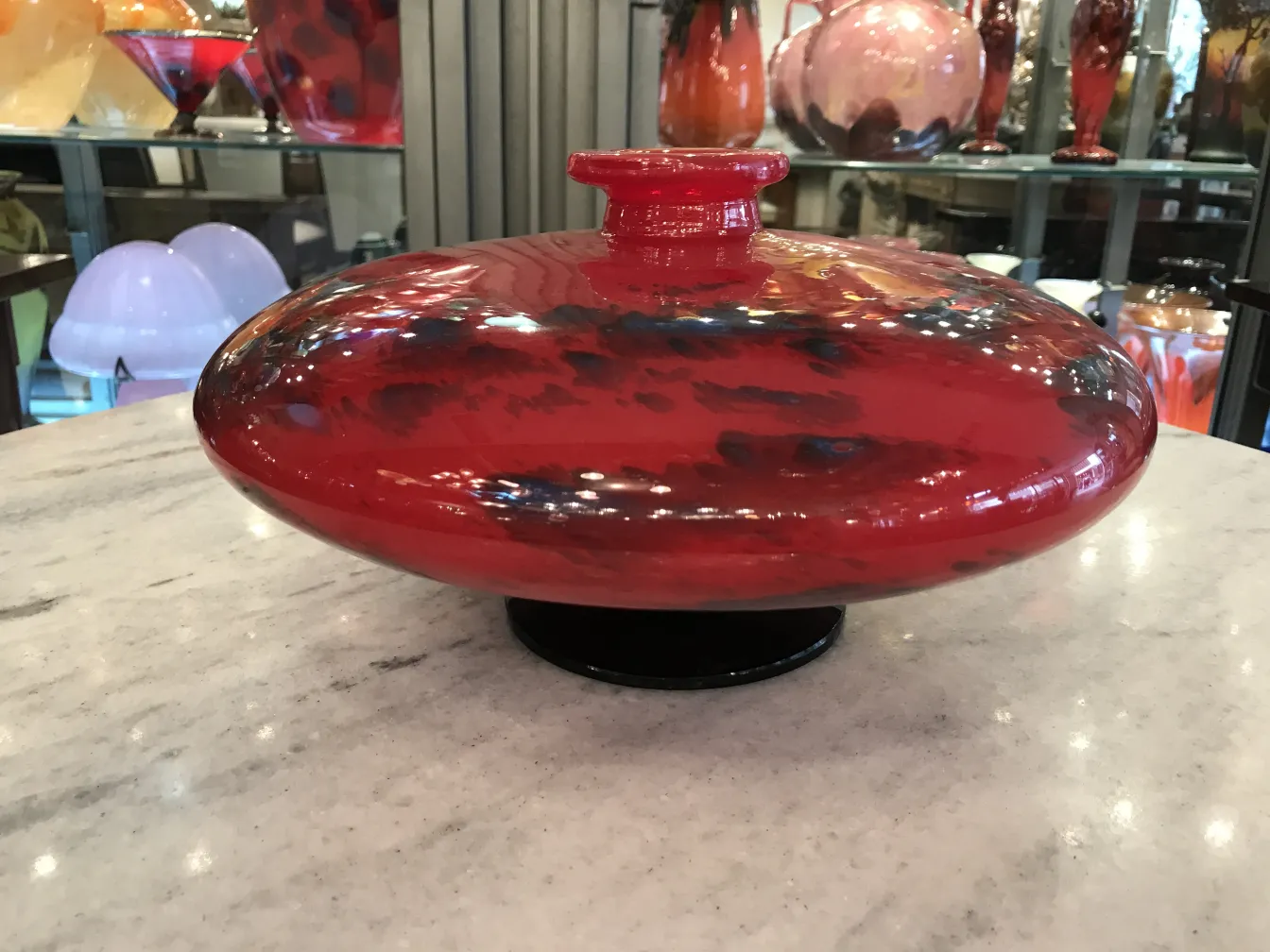 antikes glas mit unterschrift von schneider in rot