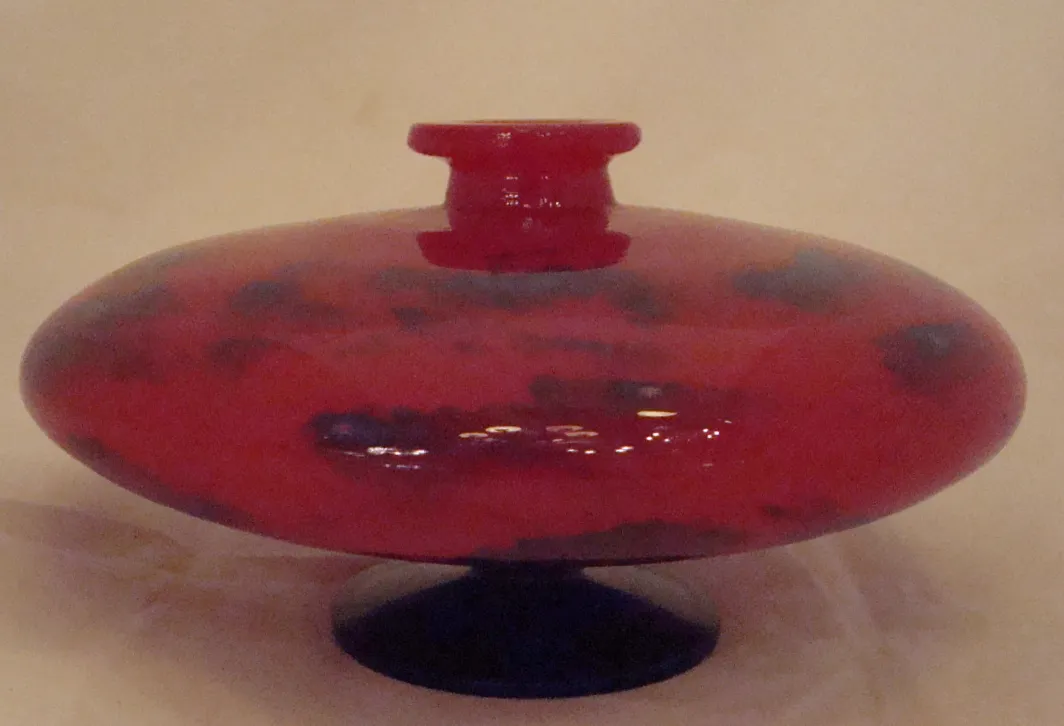 Vidrio rojo con base azul, firmado por Schneider, objeto antiguo.