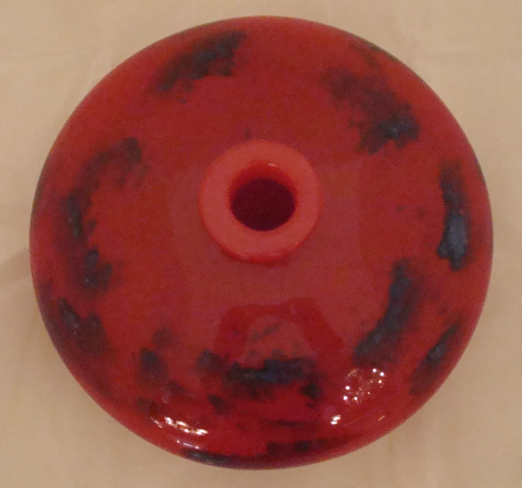 Verre ancien signé Schneider, avec des tons rouges et noirs, design attrayant.