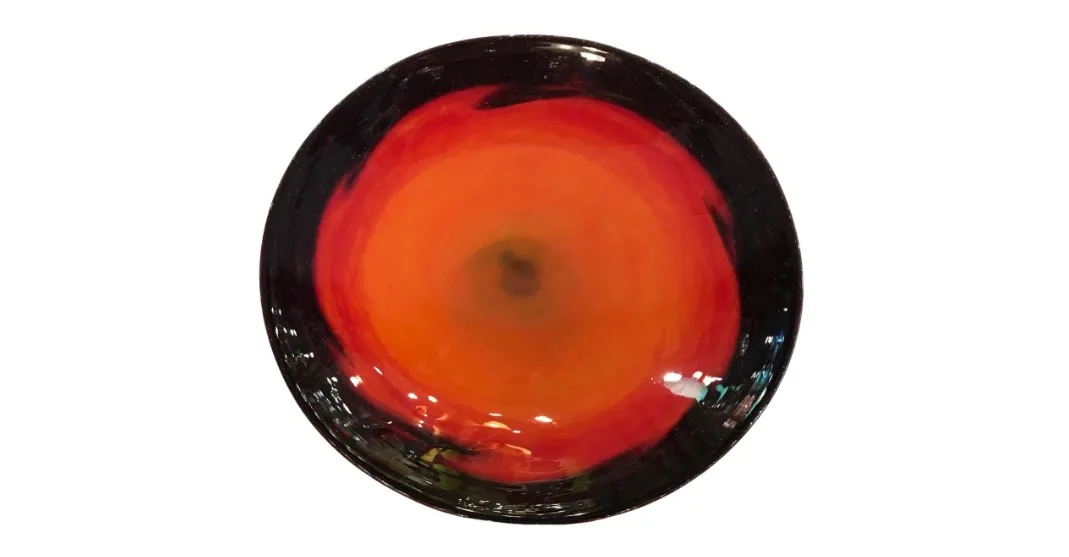 antikes Glas mit Unterschrift in der Mitte, lebendige Farben, klassische Dekoration