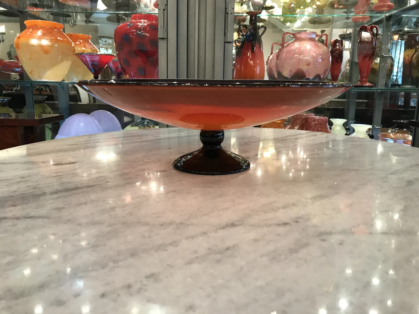 античное подписанное стекло шнайдера на фоне ярких предметов.