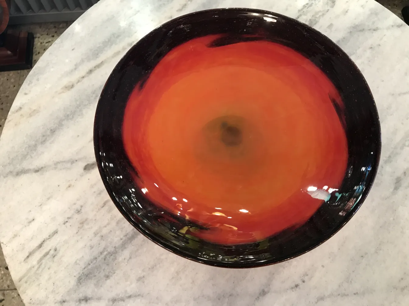 Assiette en verre avec décoration orange et noire, antiquité Schneider.