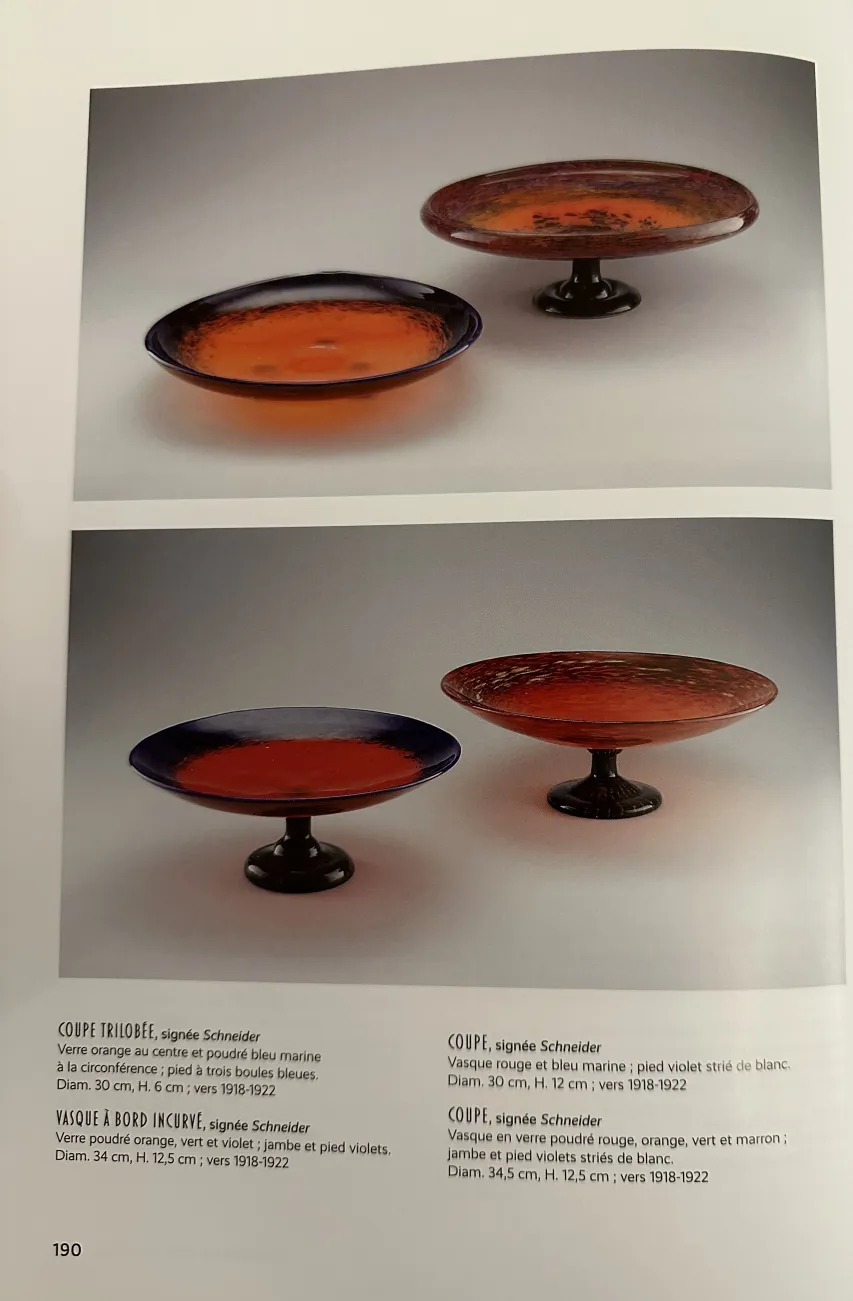 أوعية زجاجية قديمة مع تفاصيل برتقالية وزرقاء.