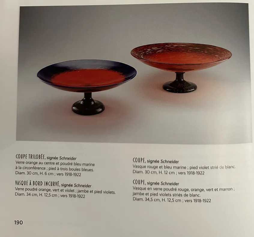 Détail d'un verre signé de Schneider, présentant des couleurs vives, dans un cadre vintage.