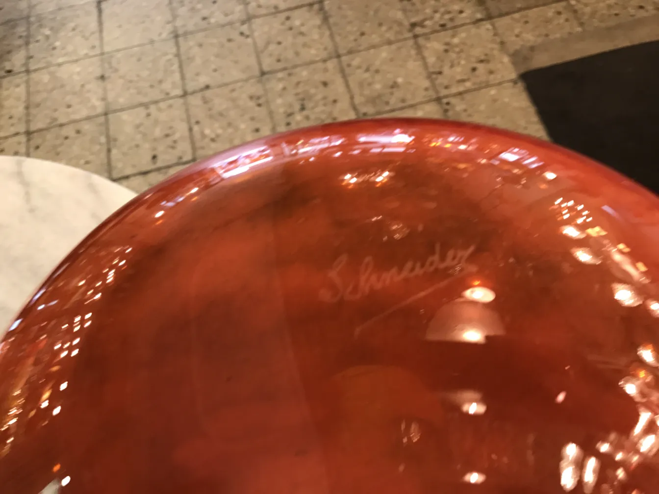 Verre ancien signé par Schneider avec fond chaud