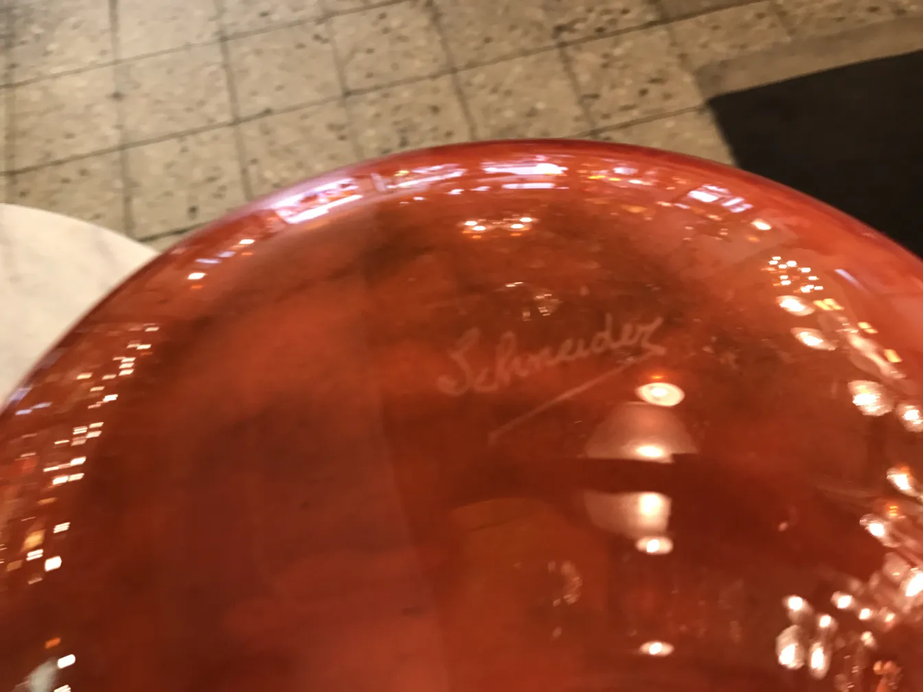 vetro firmato antico di Schneider in arancione con firma visibile