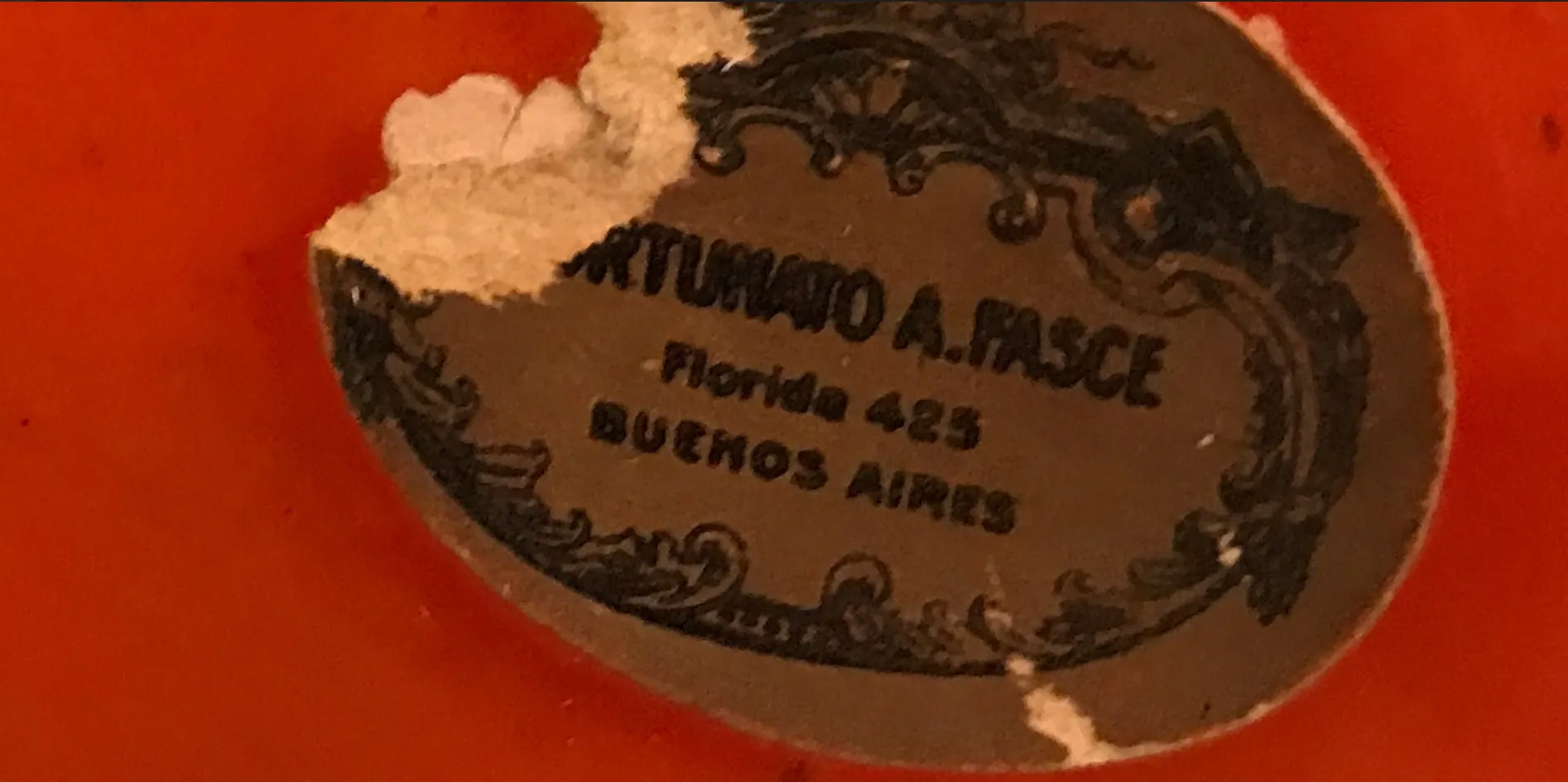 签名的玻璃，具有可见的备忘录元素。