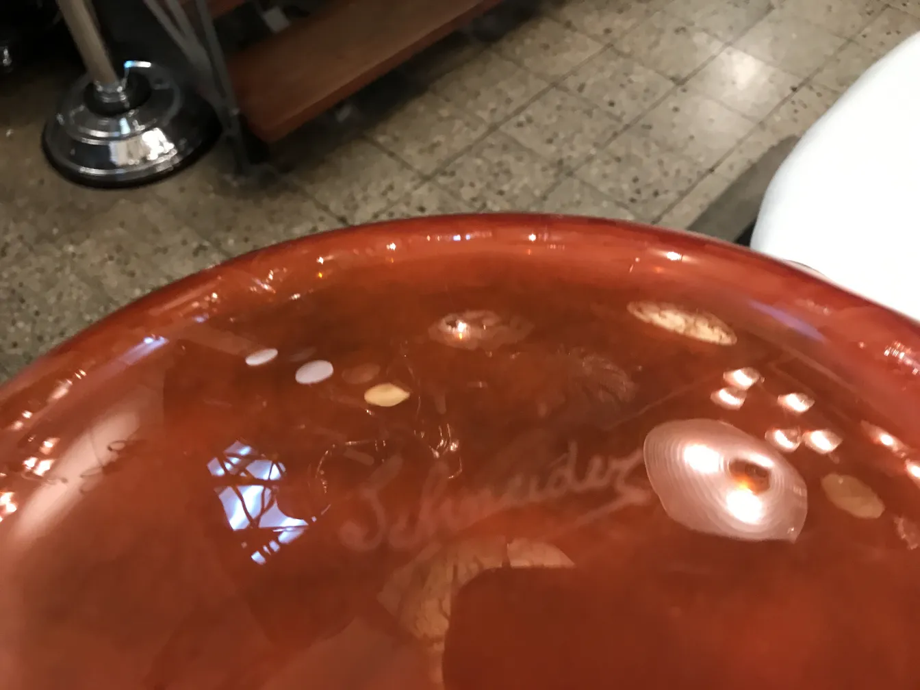 Verre ancien signé par Schneider avec reflets et détails