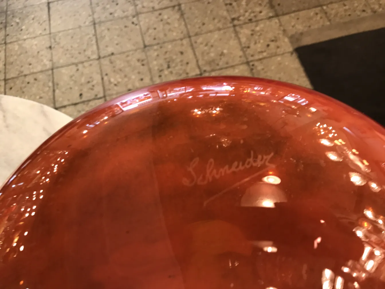 Vetro firmato di colore caldo con firma di Schneider.