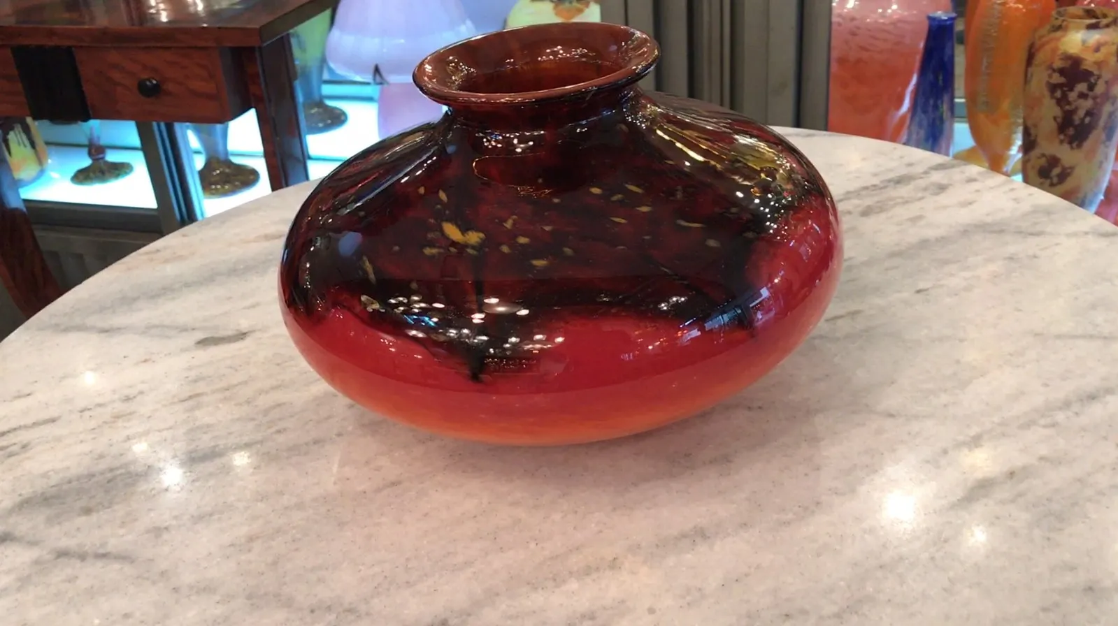 vidrio firmado schneider en tono rojo con decoración