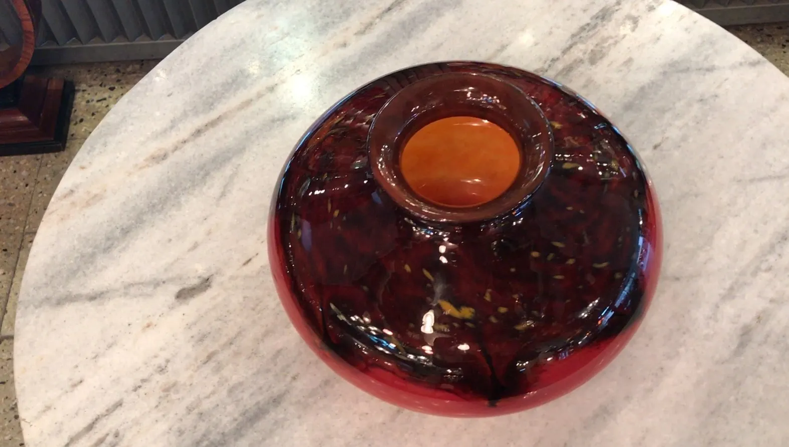 Verre signé Schneider décoratif rouge et or, forme ronde.