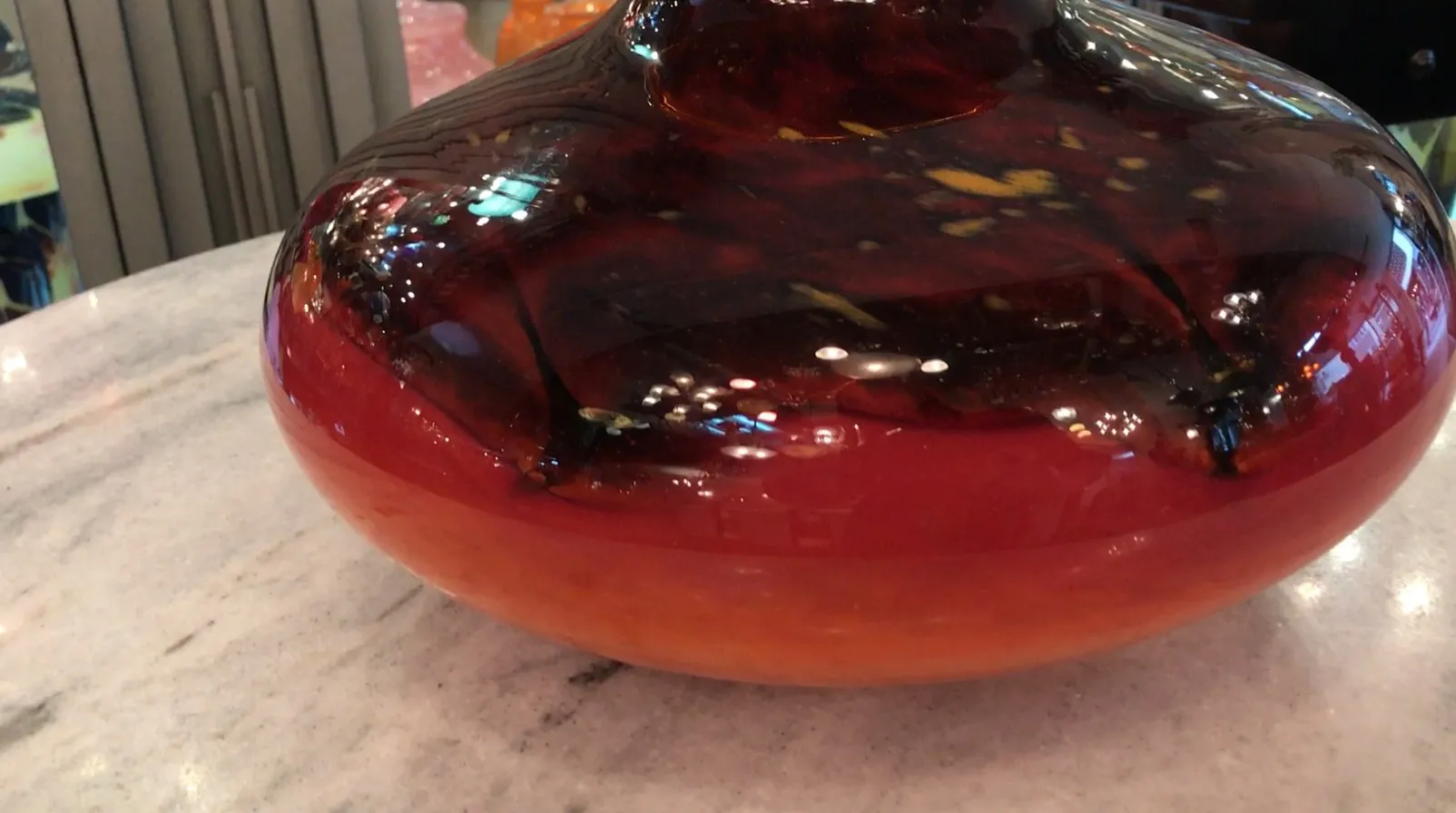 verre signé avec un design coloré et un fond brillant