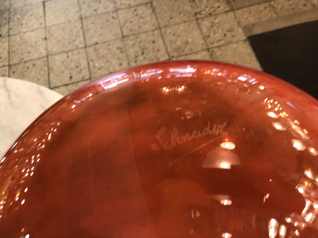 Vetro firmato Schneider di colore rosso brillante, antichità francese.