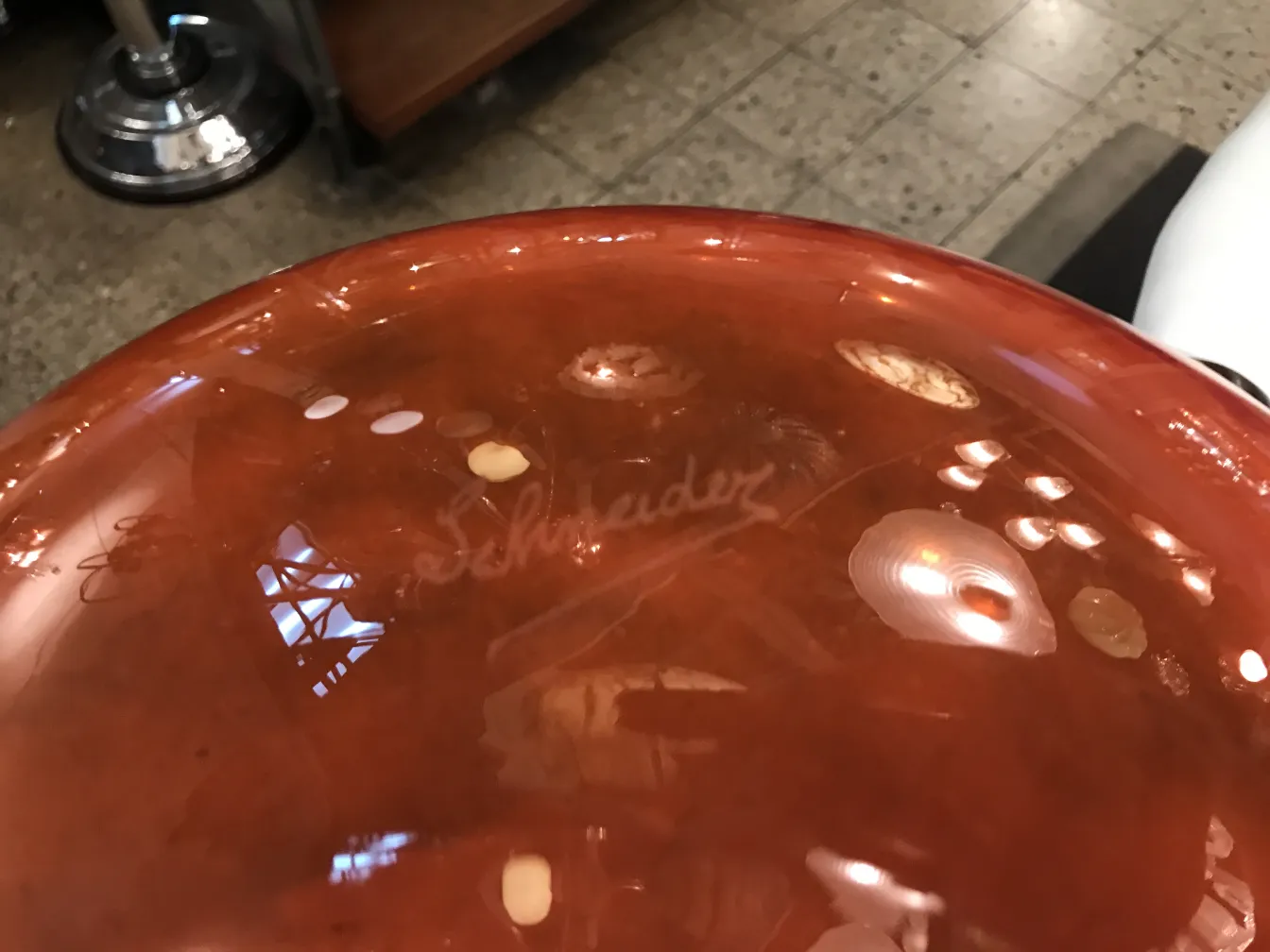 antikes Glas mit Unterschrift von schneider und einzigartigem Design